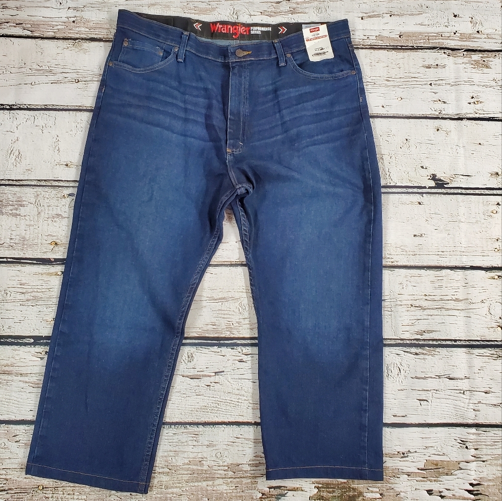 NWT wrangler regular fit mens jeans. Performance series. Size 40/25